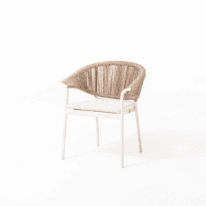 Stolica Celia s jastukom i pletenim naslonom, pogodna za vanjsku upotrebu.